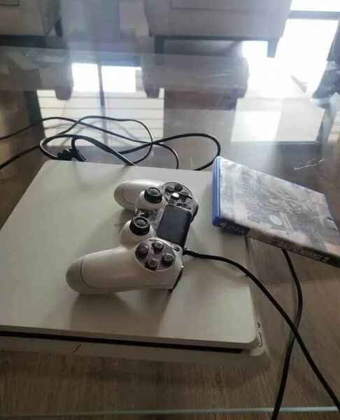 Console PS4 avec Manette et Jeu