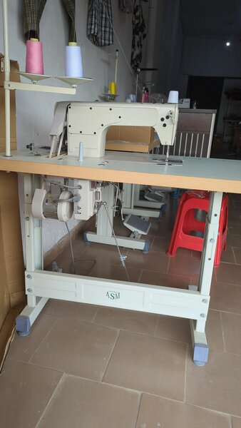 Machine à coudre piqueuse original dans carton