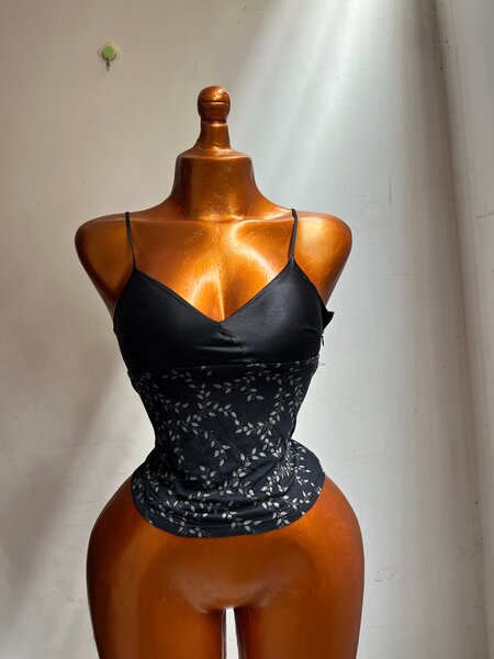 Top en dentelle noir élégant