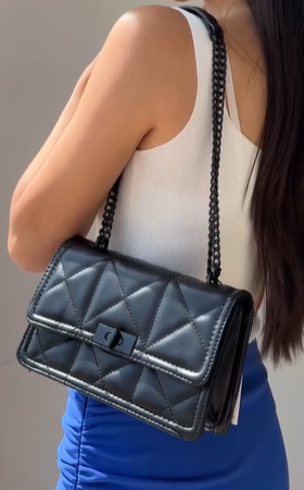 Стёганые сумочка на цепи от STRADIVARIUS черная