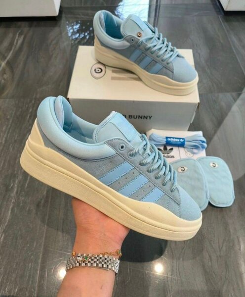 Baskets bleues en cuir élégantes