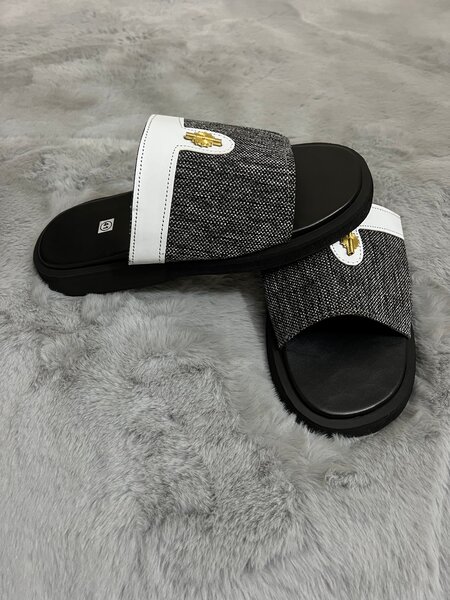 Claquettes élégantes noires et blanches