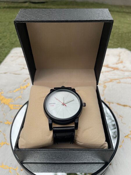 Montre élégante en acier noir