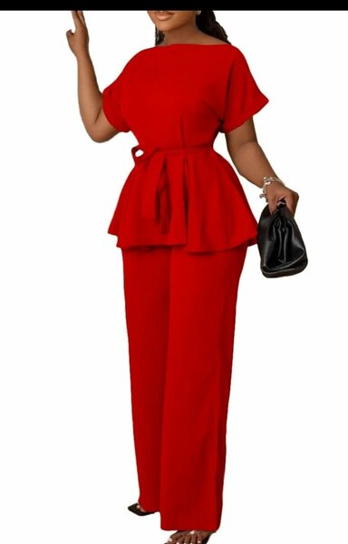 Combinaison rouge élégante femme