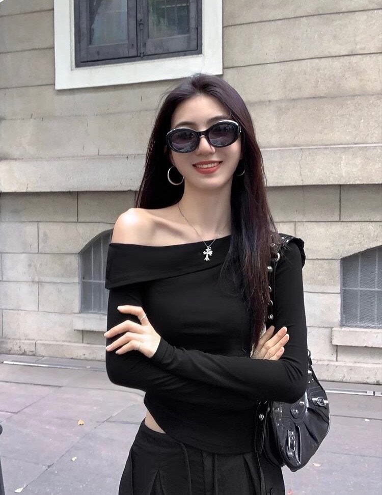 Лонгслив с открытым плечом из вискозы