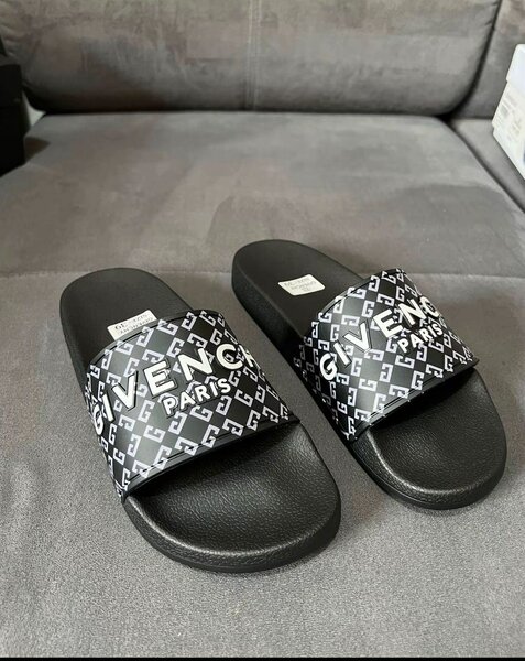 Tongs de luxe Givenchy