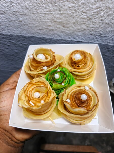 Délicates crêpes en forme de rose