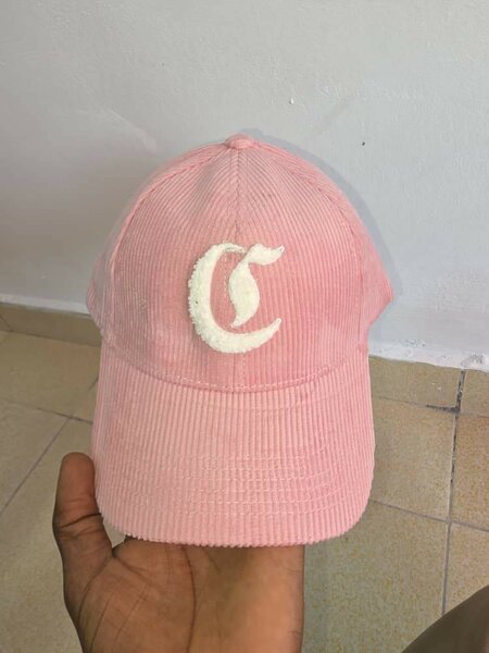 Casquette rose en velours côtelé