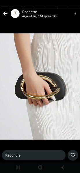 Pochette élégante avec poignée dorée