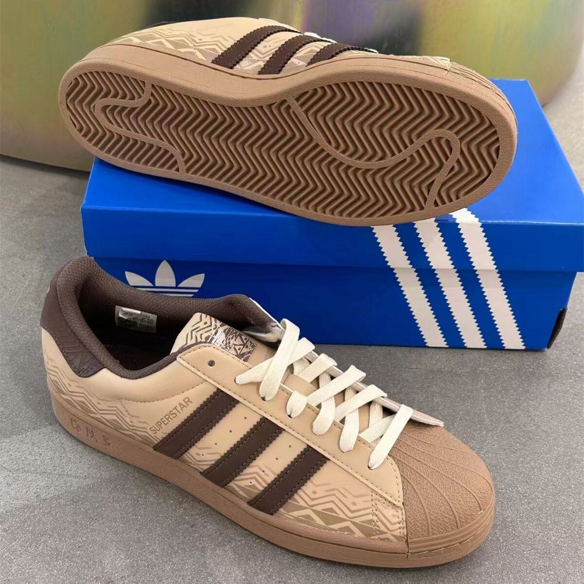 Chaussures adidas avec le carton