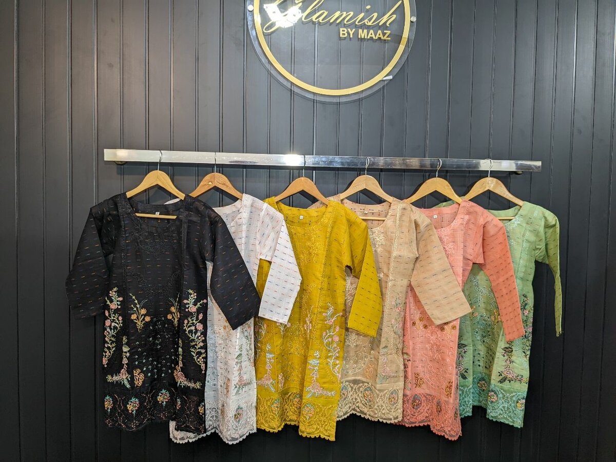 Beautiful elegant stitched 3piece available