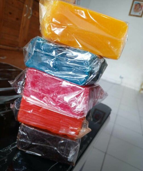 Lot de savons colorés artisanaux