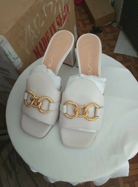 Mules élégantes dorées