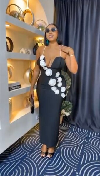 Robe élégante noire florale