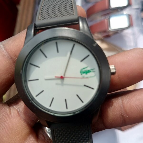 Montre élégante en cuir noir