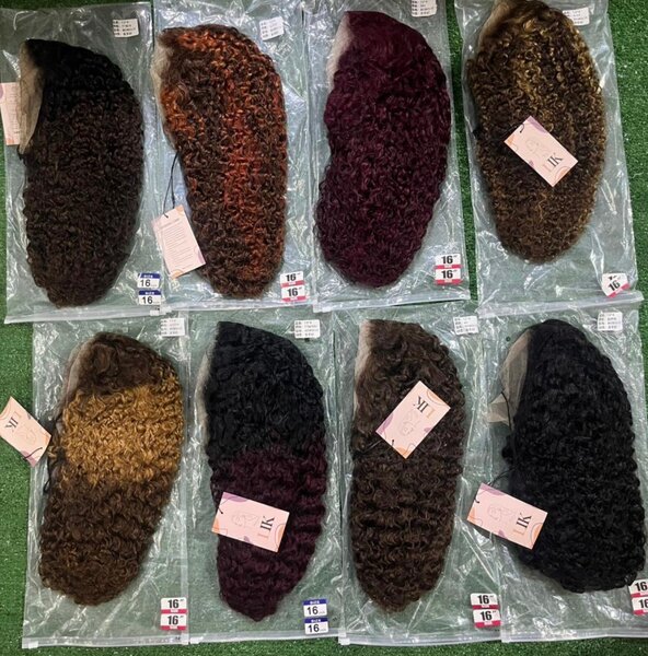 Perruques bouclées naturelles