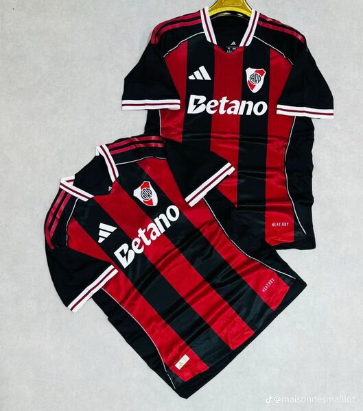 Maillot de football rouge et noir