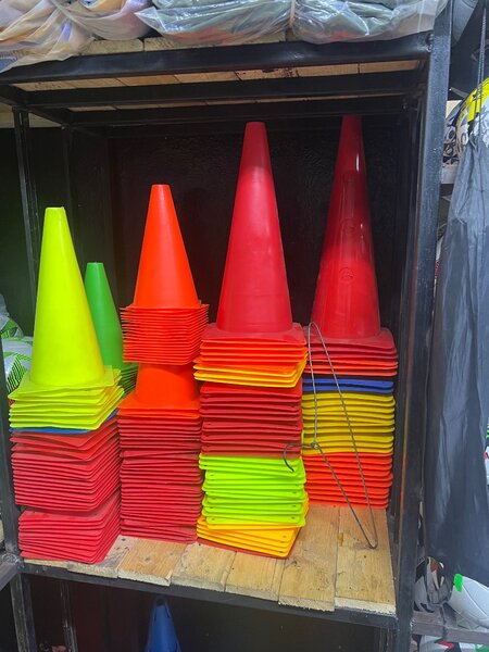 Cônes de signalisation colorés