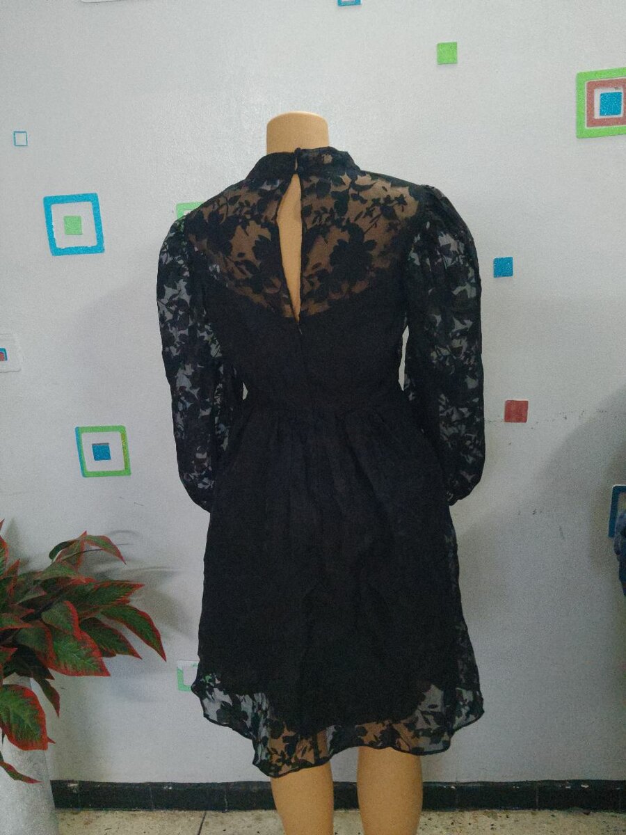 Robe en dentelle noire élégante