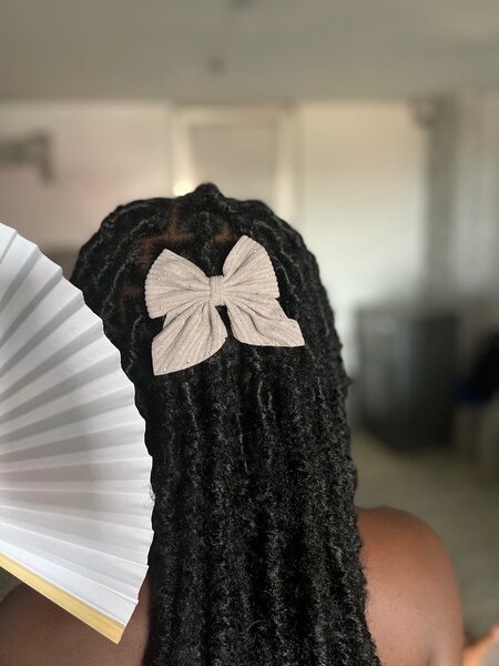 Barrette nœud beige élégante