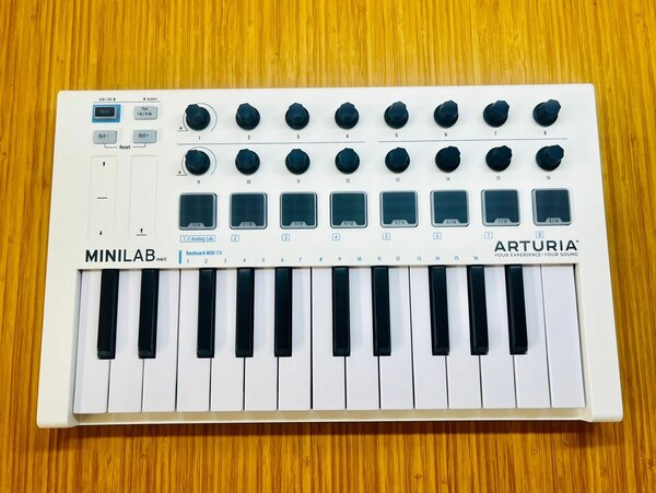 MINI PIANO POUR STUDIO D'ENREGISTREMENT