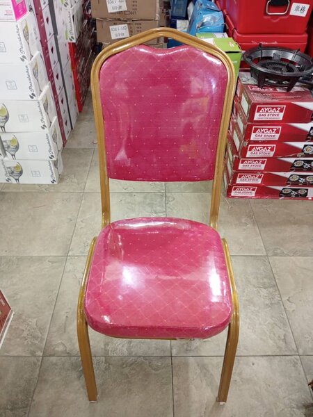 Chaises empilables rouges élégantes