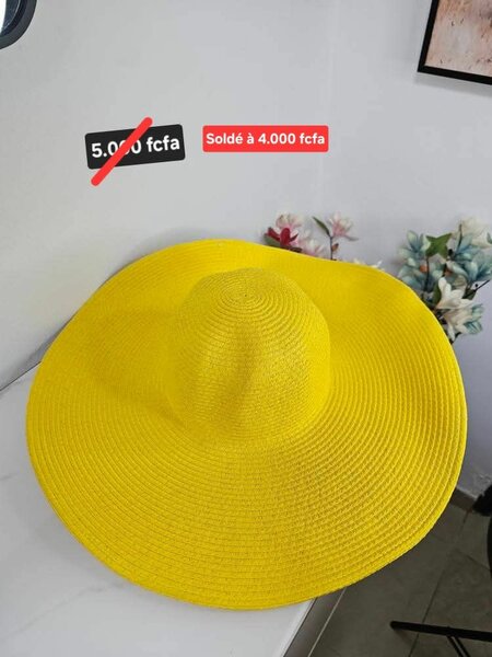 Chapeau de soleil jaune élégant