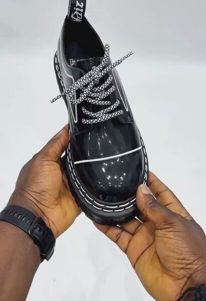 Chaussures en cuir noir robustes