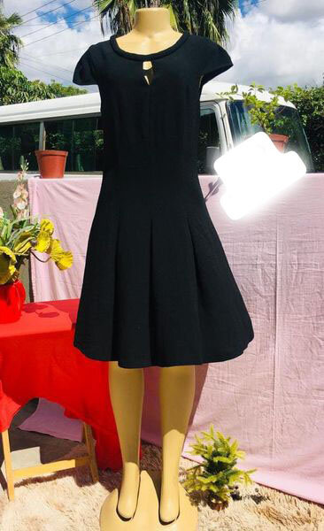 Robe noire sans manches