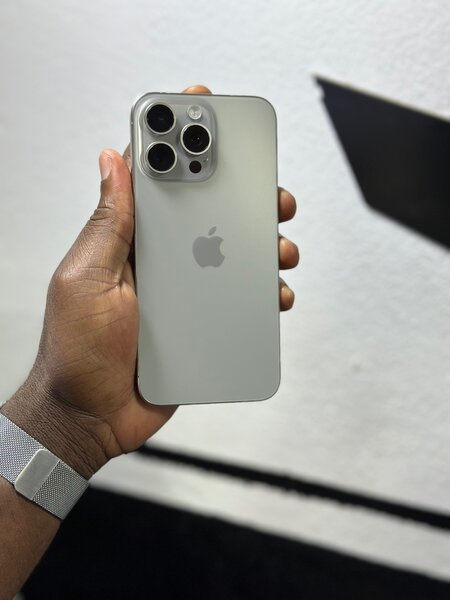 iPhone 15 pro 128Go CE avec carton état 10/10