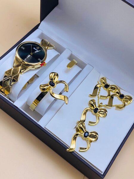 Montre et Bijoux Dorés Élégants