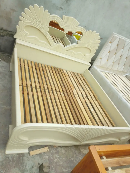 Lit Double Élégant en Bois Sculpté