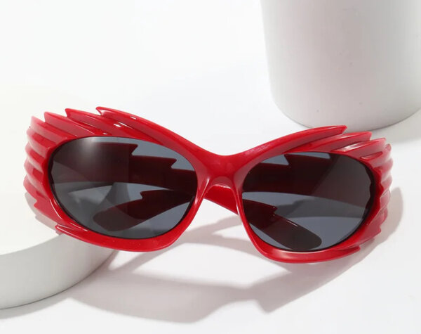Lunettes de soleil rouges futuristes
