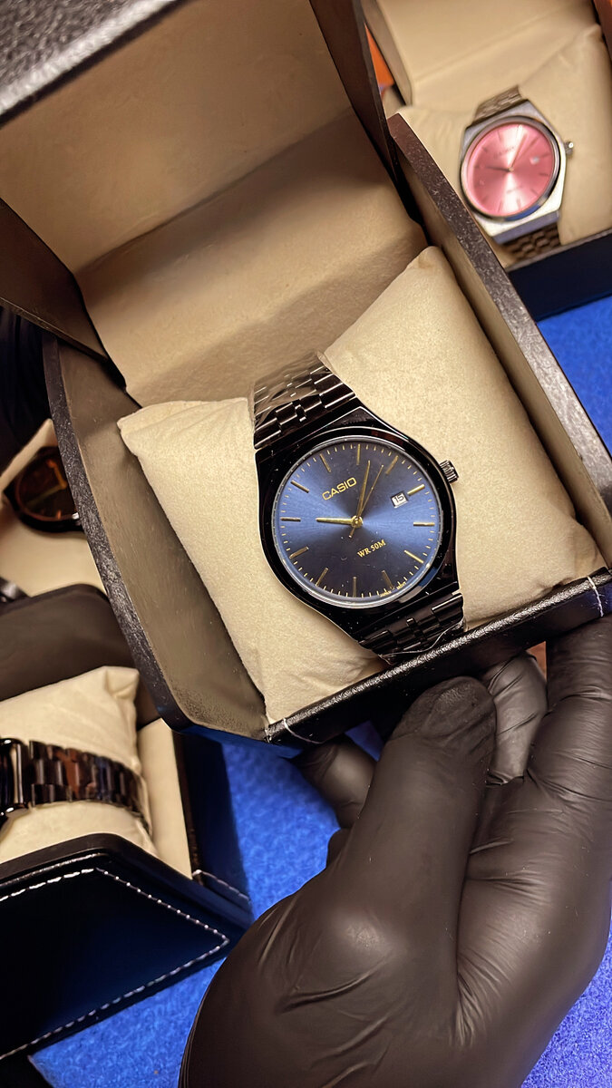 Montre noir cadran bleu nuit