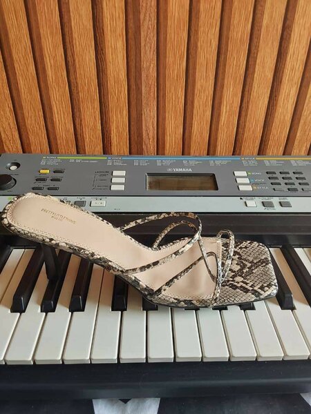 Sandales à talons imprimé serpent