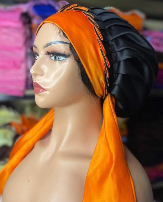 Bonnet avec attache réversible