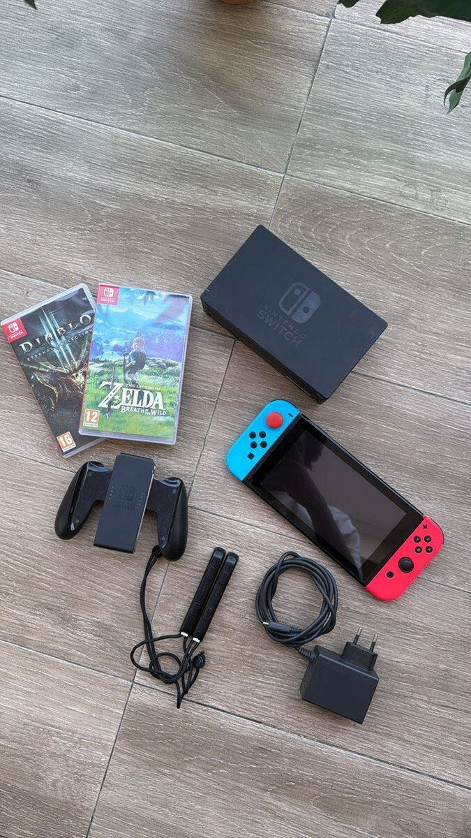 Nintendo Switch +2 Disquettes Offertes +Accessoires en promo