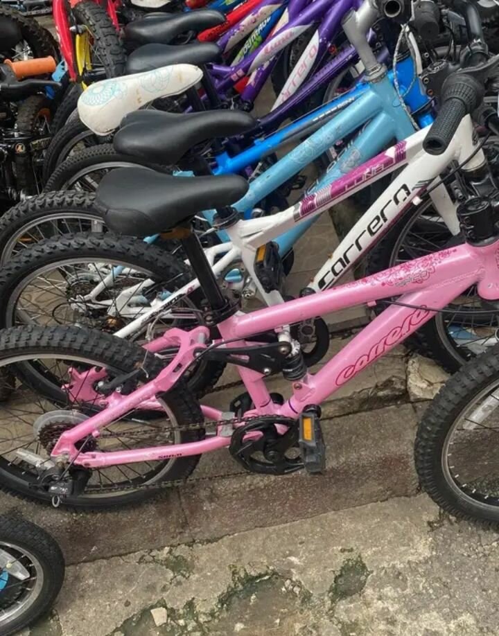 Vélos enfants colorés