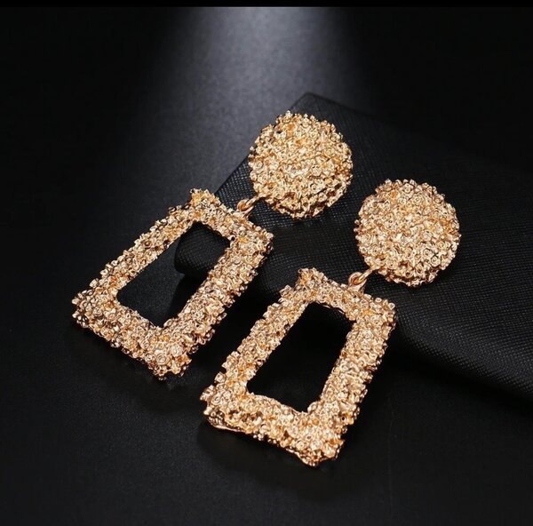 Boucles d'oreilles dorées modernes