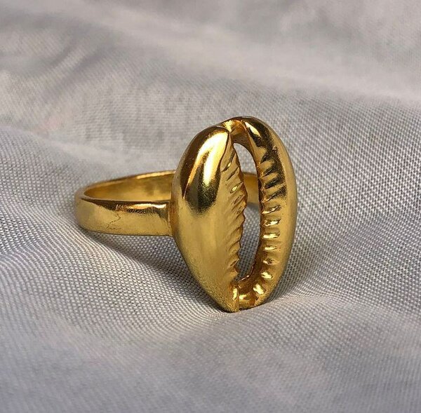 Bague coquillage dorée élégante