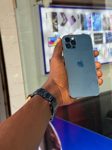 iPhone 12 Pro vendure avec le carton