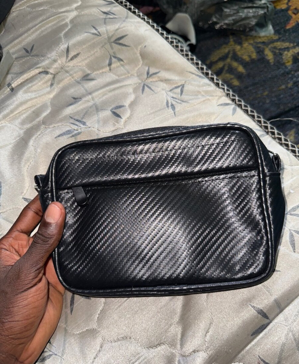 Pochette noire en cuir robuste