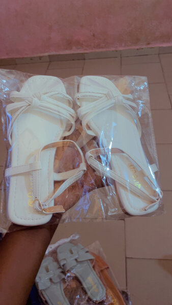 Sandales plates en cuir pour femmes