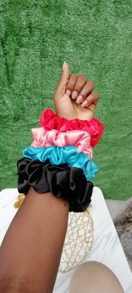 Lot de chouchous en satin colorés