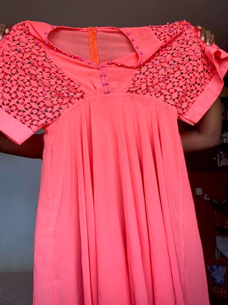 Robe élégante corail papillon