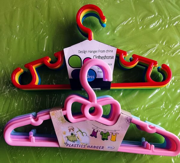 Cintres en plastique colorés