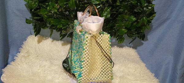 Sac à main perlé élégant