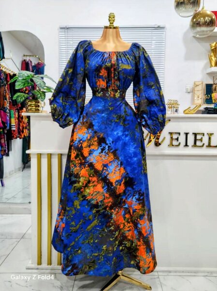 Robe longue élégante à manches bouffantes