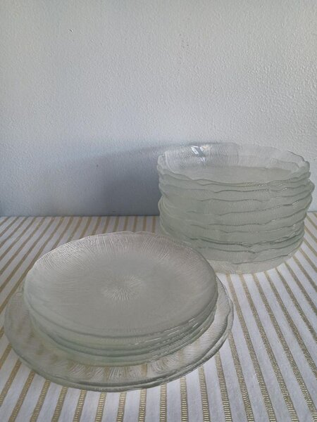 Service d'assiettes en verre