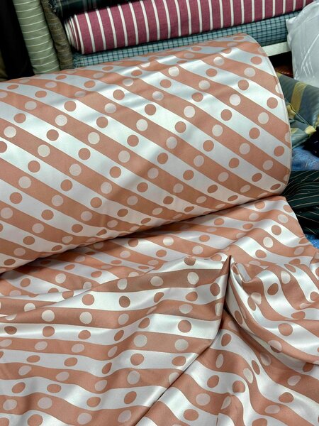 le tissu à motifs ovales rouge et blanc